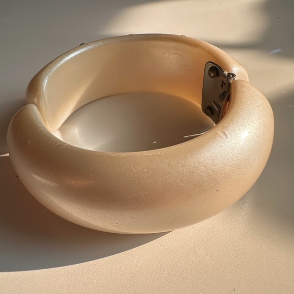 Weiss Pearlescent Clamper Bracelet - Picture 5 of 9